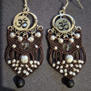 Boucles d'oreilles en macramé avec symbole OM, howlite, cristal de roche et pierre de lave, bijou talismanique artisanal