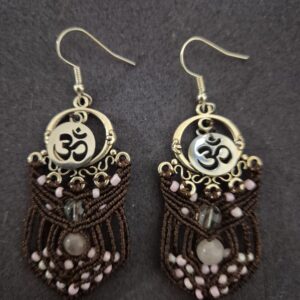 Boucles d'oreilles en macramé avec symbole OM, howlite blanche, cristal de roche et pierre de lave, bijou talismanique artisanal