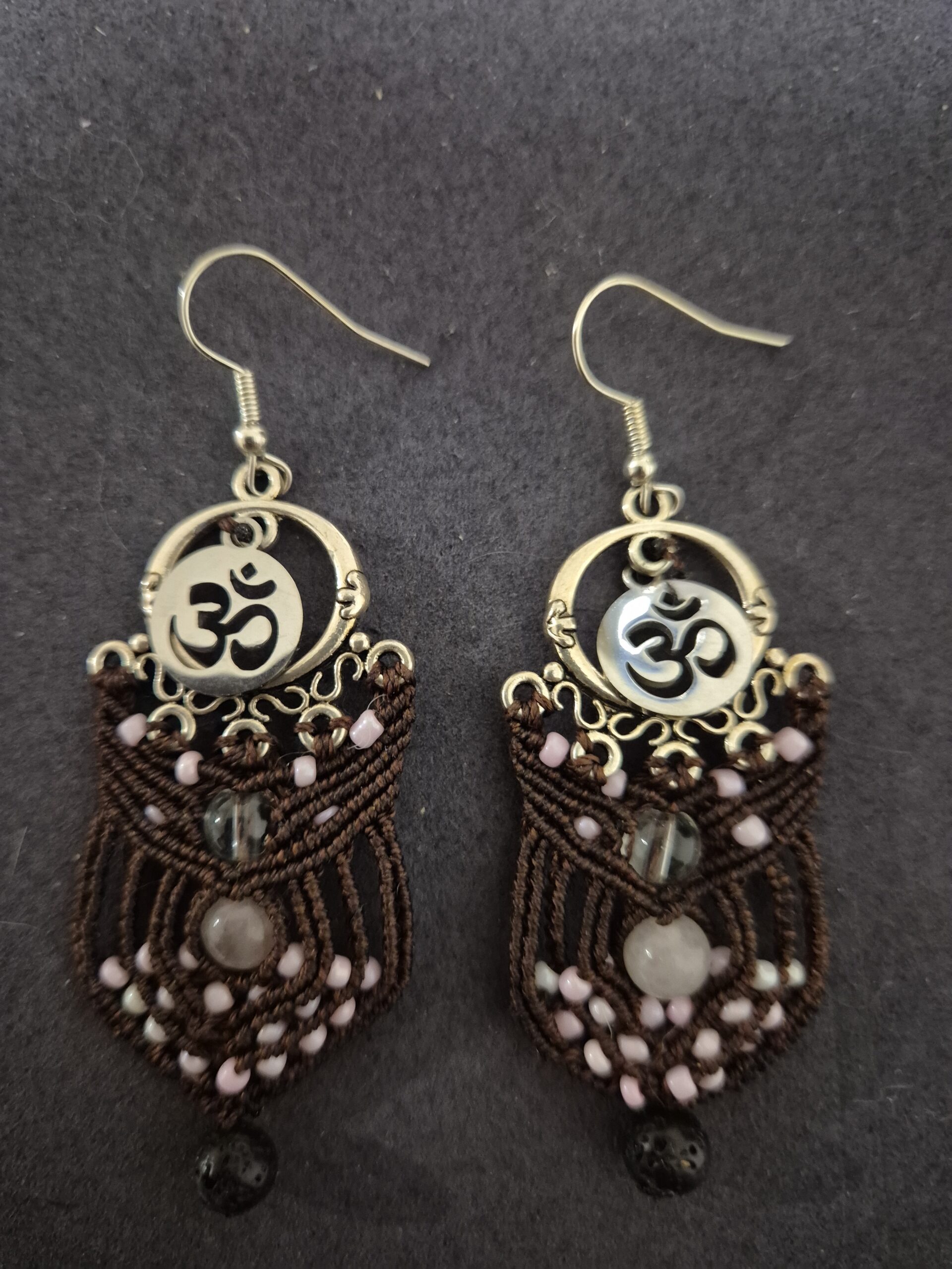 Boucles d'oreilles en macramé avec symbole OM, howlite blanche, cristal de roche et pierre de lave, bijou talismanique artisanal