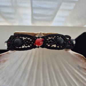 Bracelet talisman macramé noir Le Feu Silencieux – pierre rouge, pierre de lave et cristal de roche