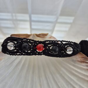 Bracelet talisman macramé noir L’Alchimiste Silencieux – pierre rouge, pierre de lave et cristal de roche