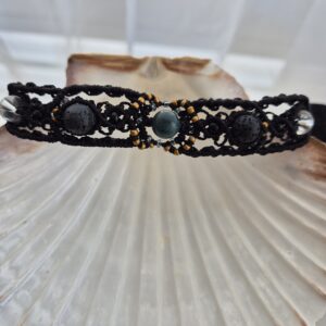 Bracelet talisman artisanal en micro-macramé noir Le Scarabée Alchimique -avec pierres naturelles - pierre verte mousse - Alchymia Elyanna