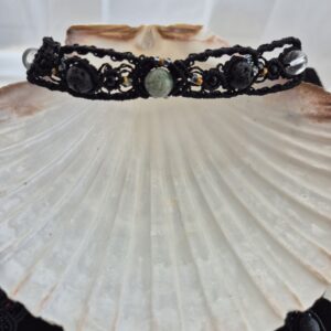 Bracelet talisman artisanal en micro-macramé noir avec pierres naturelles - Alchymia Elyanna