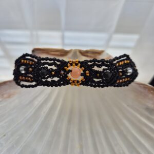 Bracelet talisman Axe Solaire en micro-macramé noir avec pierre centrale pêche rosée