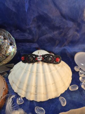 Bracelet talisman Totem Rouge en micro-macramé noir, pierre de lave, cristal de roche et agate rouge