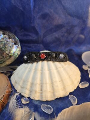 Bracelet talisman L’Alchimiste Silencieux en micro-macramé noir avec agate rouge, pierres de lave et cristal de roche
