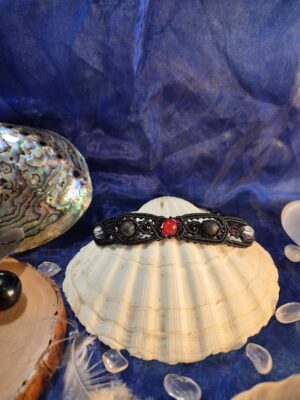 Bracelet talisman Le Feu Silencieux en micro-macramé noir avec agate rouge, pierres de lave et cristal de roche