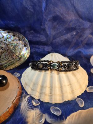 Bracelet talisman Le Scarabée Alchimique en micro-macramé noir avec agate indienne verte, pierres de lave et cristal de roche