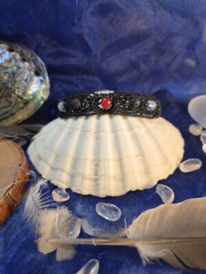 Bracelet talisman Le Veilleur Écarlate en micro-macramé noir avec agate rouge, pierres de lave et cristal de roche