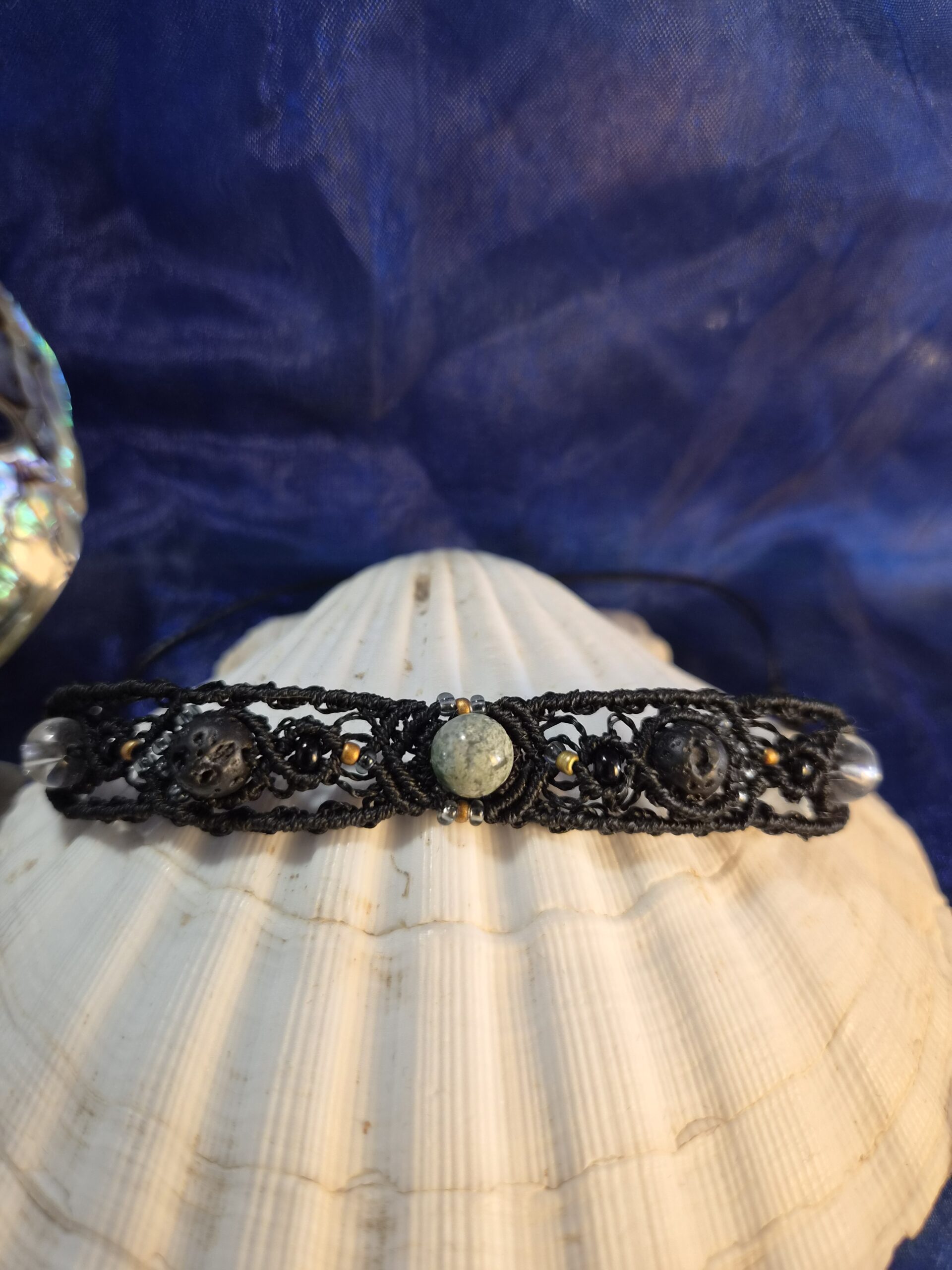 Gros plan du bracelet Le Veilleur Intérieur en micro-macramé noir avec agate mousse claire, pierres de lave et cristal de roche