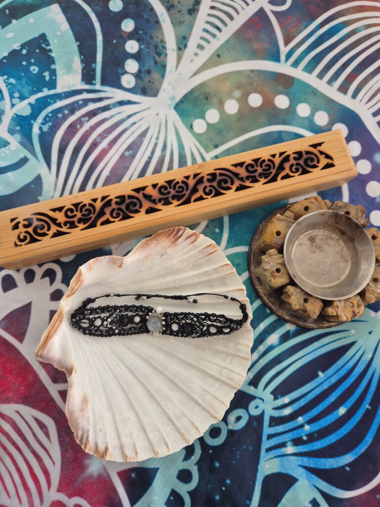 Bracelet talisman dans une coquille St-Jacques avec encens et accessoires de purification